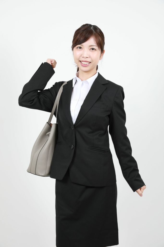 女性　ビジネス　スーツ　通勤